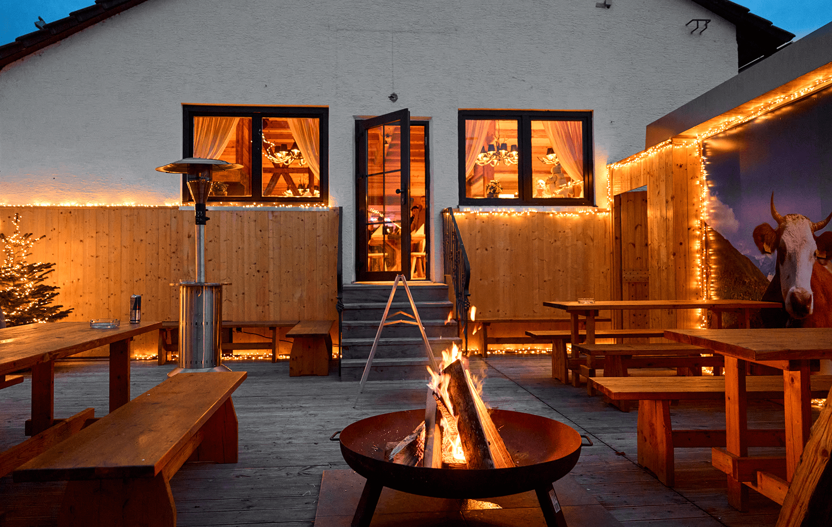 2025-11-15_17-06-42_Carles Wirtshaus_Eröffnung 1