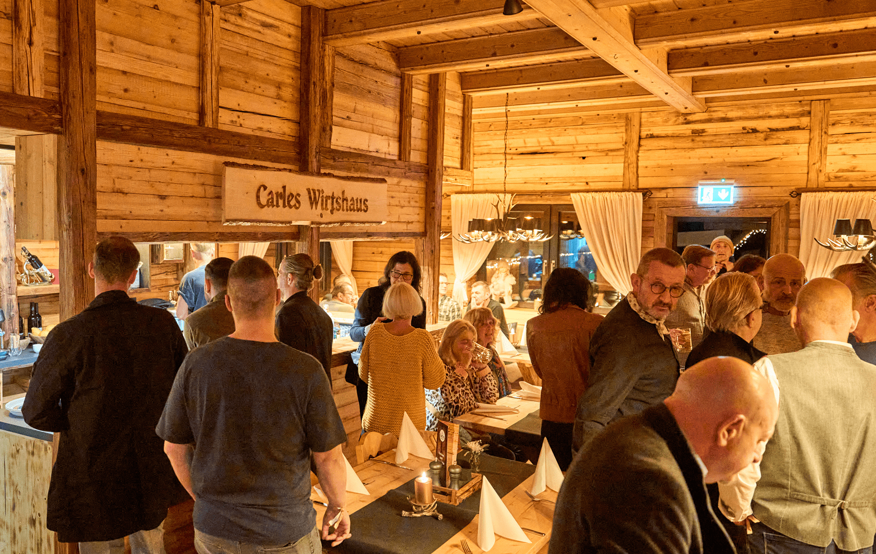 2025-11-15_18-19-35_Carles Wirtshaus_Eröffnung 1