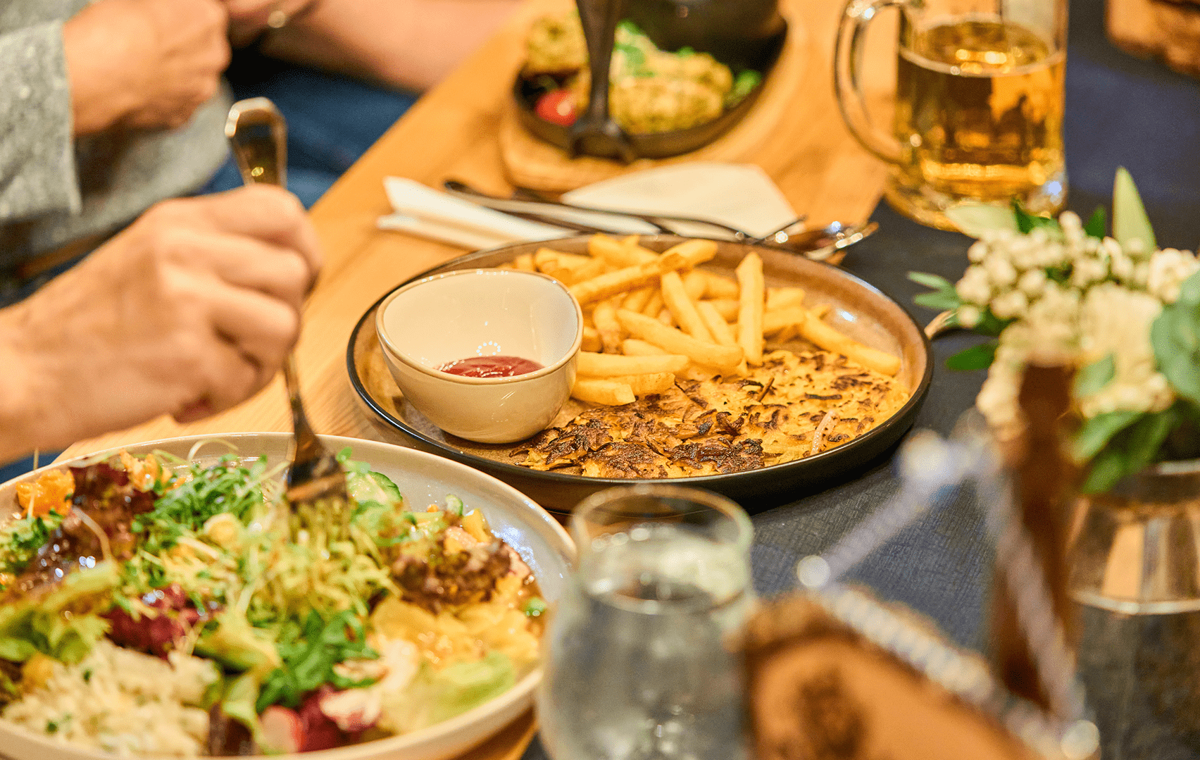 2025-11-15_18-38-17_Carles Wirtshaus_Eröffnung 1