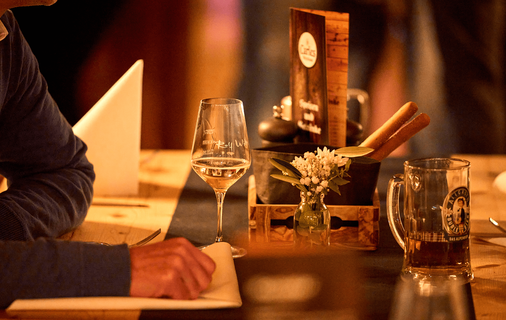 2025-11-15_18-53-45_Carles Wirtshaus_Eröffnung 1