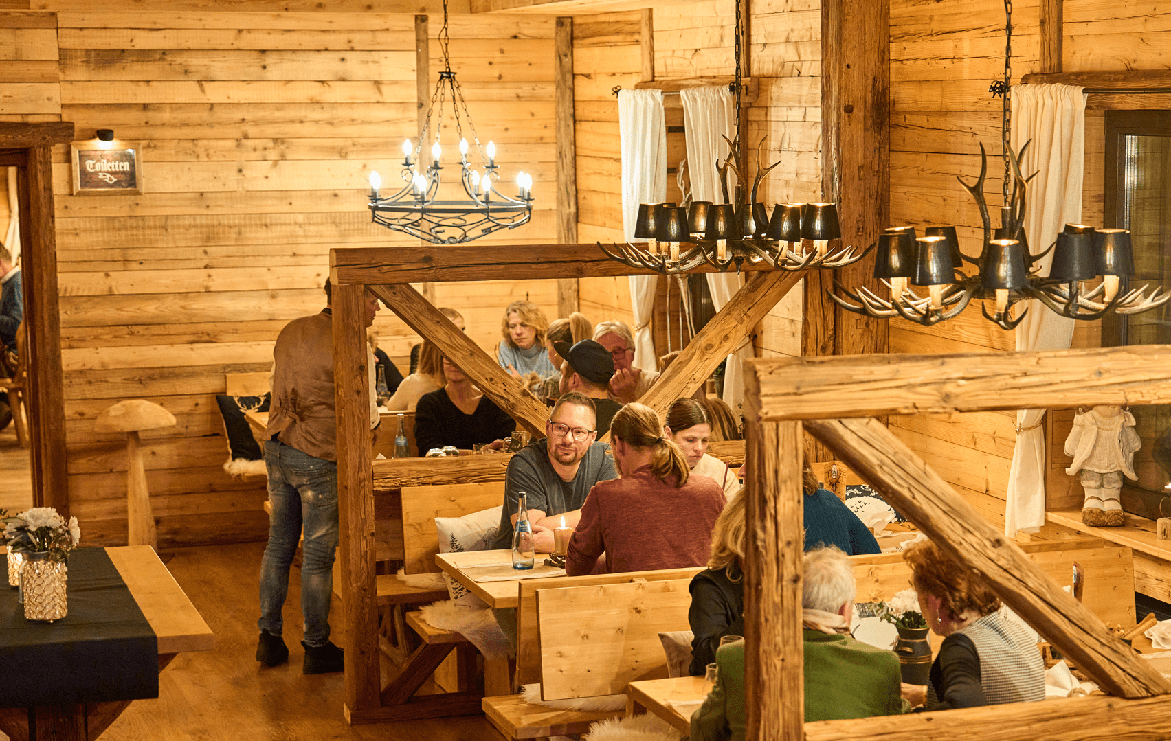 2025-11-15_19-24-24_Carles Wirtshaus_Eröffnung 1