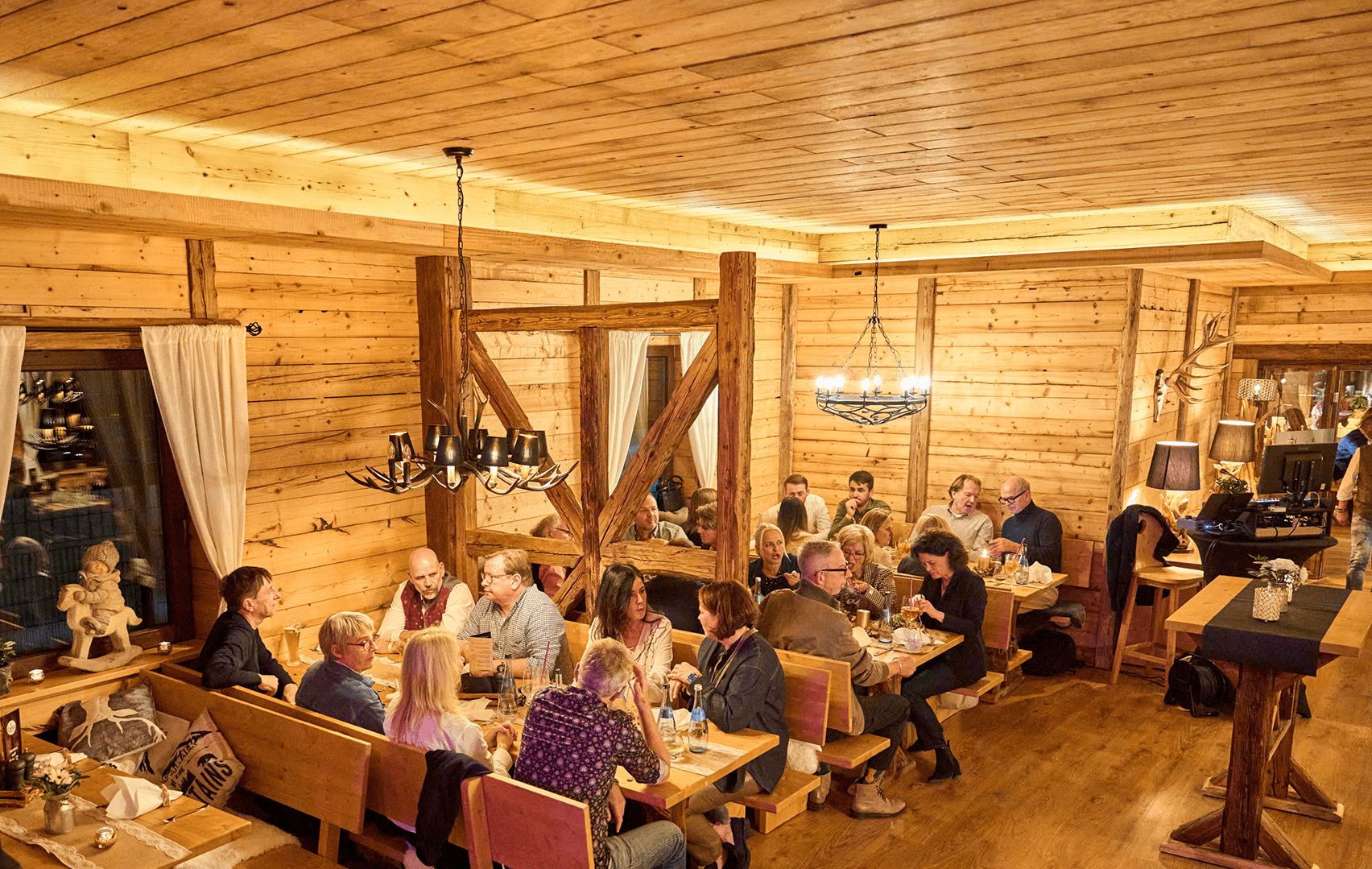 2025-11-15_19-24-50_Carles Wirtshaus_Eröffnung 1